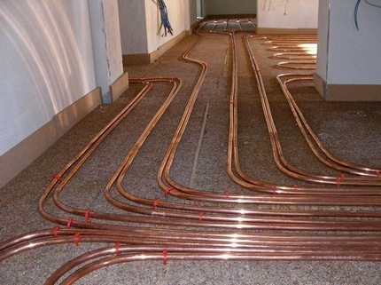 Calefacción por suelo radiante con tubos de cobre.