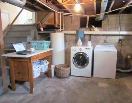 Özel bir evin bodrum katında çamaşır makinesi