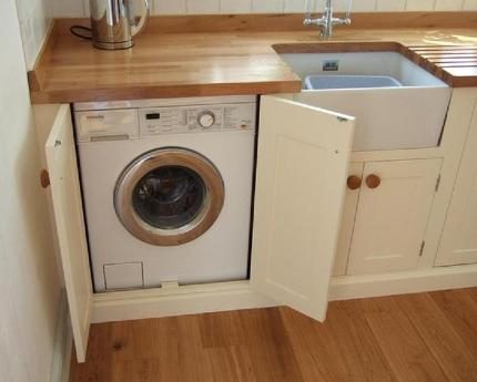 Máquina de lavar roupa na cozinha