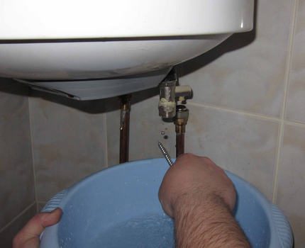 Drenaje de agua a través de la válvula de seguridad.