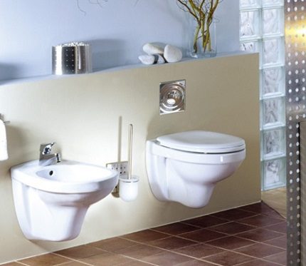 Toaleta cu perete cu sistem anti-stropire