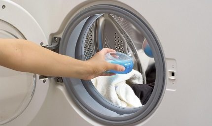 Flydende vaskemidler til en vaskemaskine