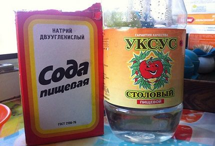 Soda and vinegar for washing the refrigerator