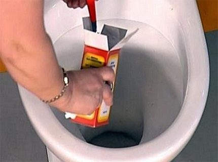Cleaning the toilet with soda