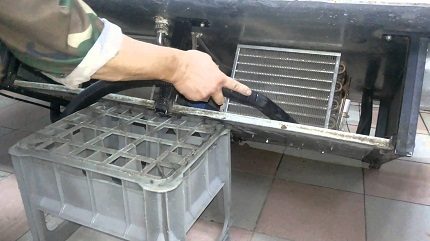 Cleaning the refrigerator condenser