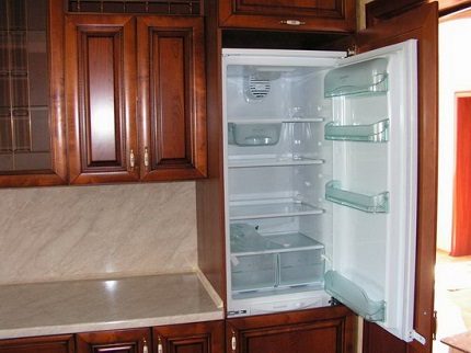 A beépített hűtőszekrény felszerelése