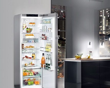 Kühlschrank in einem Studio-Apartment