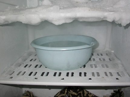Faster defrosting of the refrigerator