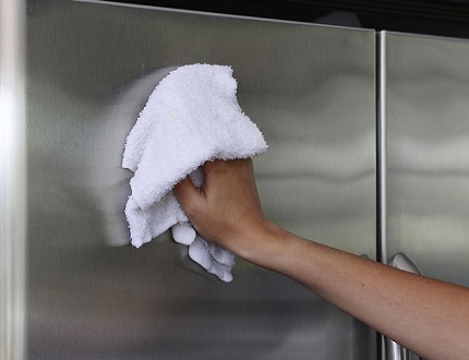Nettoyage de la porte du réfrigérateur