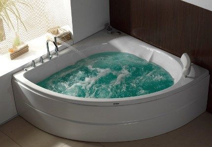 Self-cleaning whirlpool