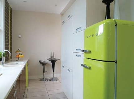 Намажете хладилника с две врати в кухнята