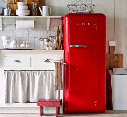 Retro stílusú hűtőszekrény a konyhában