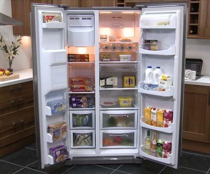 Estantes y compartimentos para alimentos en el congelador.
