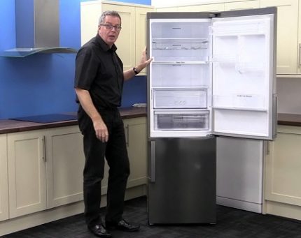 Nord refrigerator with hinged door