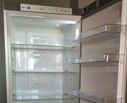 Sharp SJ-B236ZRSL ledusskapis iekšpusē