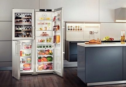 Sa tabi ng refrigerator