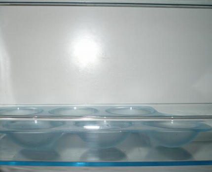 Bandeja de huevos en el refrigerador Electrolux