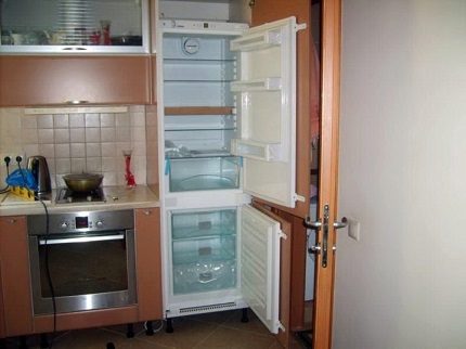Defrosting refrigerator