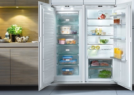 Organisering for kjøp av et to-dørs kjøleskap