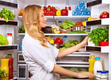 Bosch hűtőszekrény élelmiszerekkel