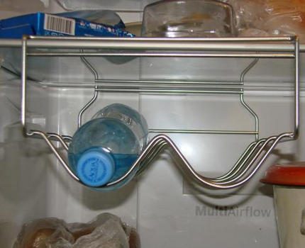 Raft pentru sticle în frigiderul Bosch
