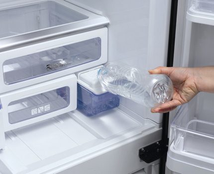 Verter agua en una máquina de hielo