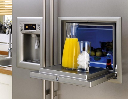Machine à glaçons dans un réfrigérateur à portes multiples