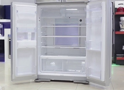 Palamigin na may nangungunang freezer