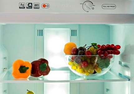 Šaldytuvo skyriaus skydelis su informaciniais lipdukais