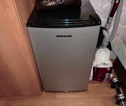 Šaldytuvas lengvai telpa mažoje bendro naudojimo patalpoje