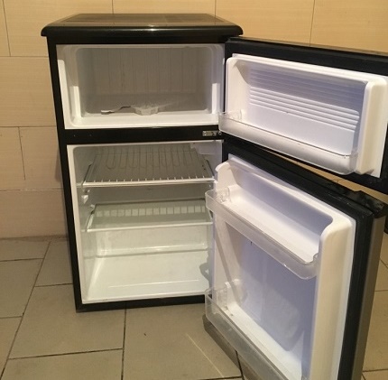 Šivaki ledusskapja divu kameru mini modelis