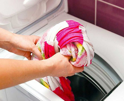 Carga de ropa en una lavadora de tipo vertical