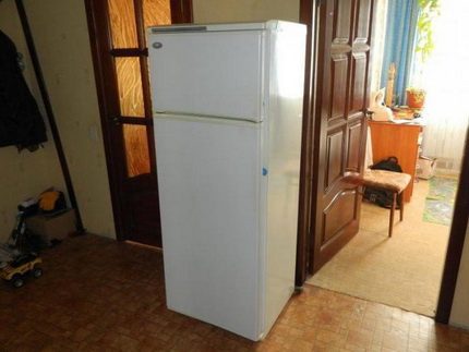 Refrigerador con el logotipo de Minsk en un apartamento estándar