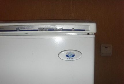 De koelkastdoos met het Minsk-logo