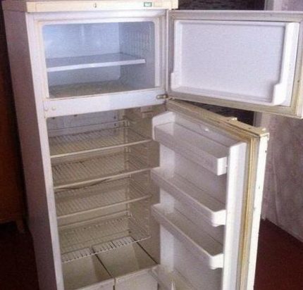 Gammalt kylskåp med dubbla kammare