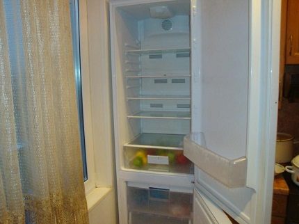 باب الثلاجة كبير الحجم