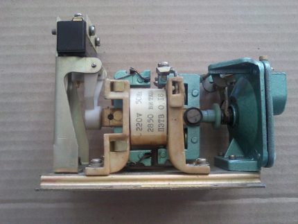 Pneumatic time switch