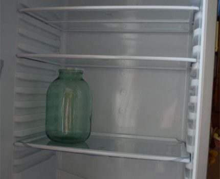 Kjøleskap med ribber på siden for montering på hylla