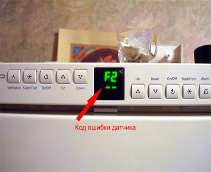 Klaidos kodas šaldytuvo valdymo skydelyje