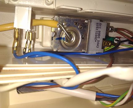 Refrigerator mounted thermal relay