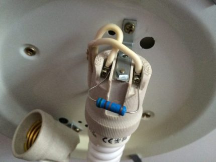 Conectarea unui rezistor la o lampă