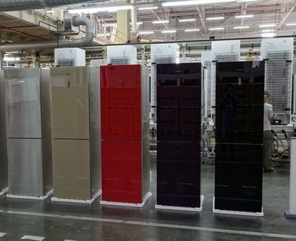 Una serie de refrigeradores