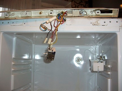 Inspection of the thermostat of the Stinol refrigerator