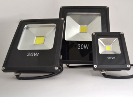 Különböző teljesítményű LED-es reflektorok