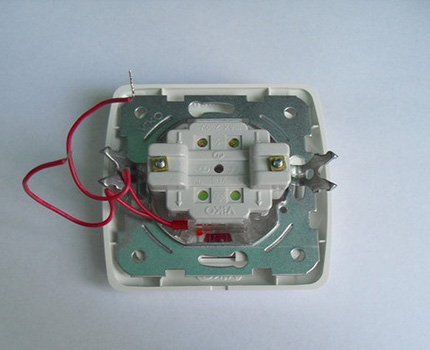 Interruptor LED con cables de luz de fondo abiertos