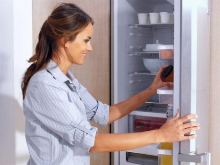 Rửa tủ lạnh trước khi đặt chất hấp phụ