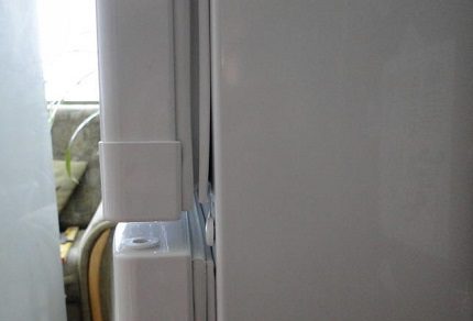 Antspaudas ant šaldytuvo durų