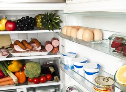 Produkte in den Regalen des Kühlschranks