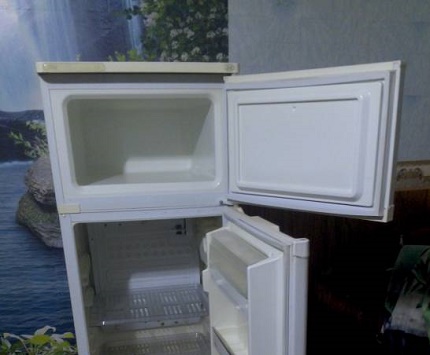 Kjøleskap Saratov med to kammer