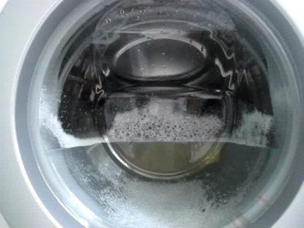 Agua en el tambor después del lavado